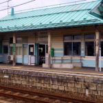 【駅舎探索】真っ青な木造駅舎が美しい津軽新城駅に降り立つ