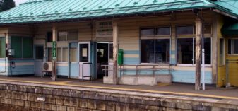 【駅舎探索】真っ青な木造駅舎が美しい津軽新城駅に降り立つ