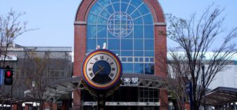 ステンドグラスいっぱいの「JR久留米駅」を探索。からくり時計とブリヂストンのタイヤも