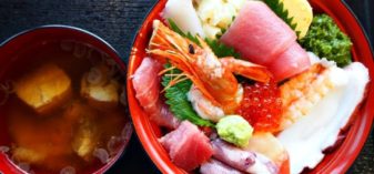 女川駅前 ハマテラス｜ランチは海鮮丼か海鮮浜めしか。世界三大漁場のどちらを食べる？